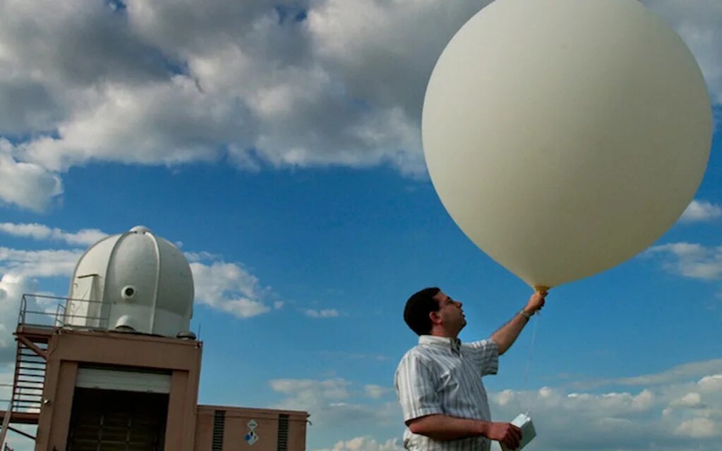 Шара на шару спутник. Радиозонд Марла. Центральная Аэрологическая обсерватория в Долгопрудном. Метеорологический шар зонд. Метеорологический воздушный шар.