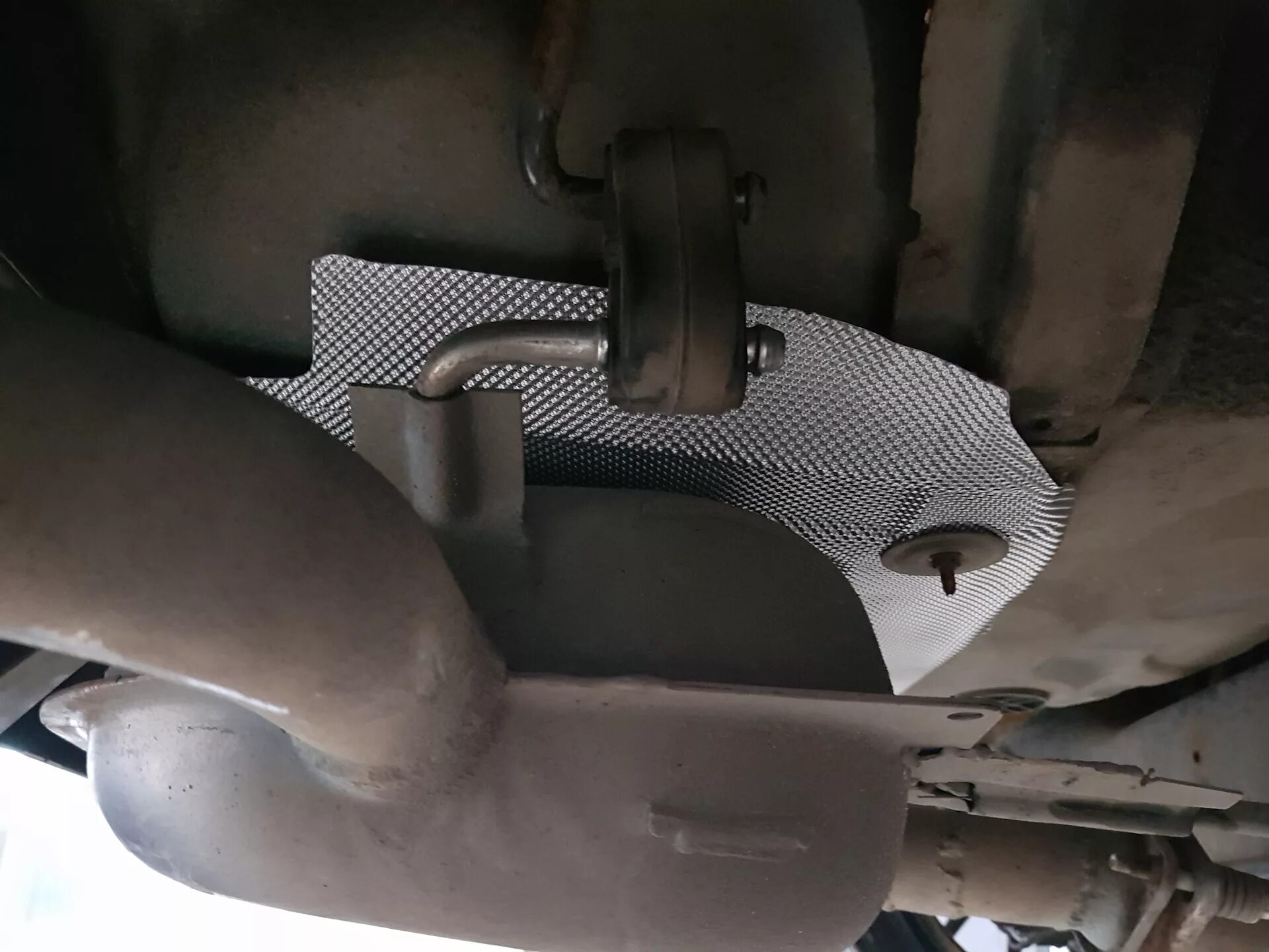 Термоэкран глушителя. Защитный экран глушителя митсубиси лансер 10. защита глушителя на лансер 10. тепловой экран глушителя меган 2. мазда 3 2007 год защита глушителя.