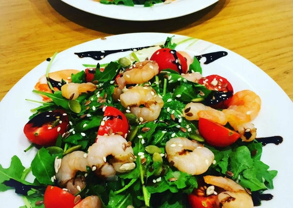 Салат с авокадо и кедровыми орешками. Теплый салат с креветками. Креветки черри руккола пармезан. Салат с кедровыми орехами. Салат руккола с черри и кедровыми орешками.