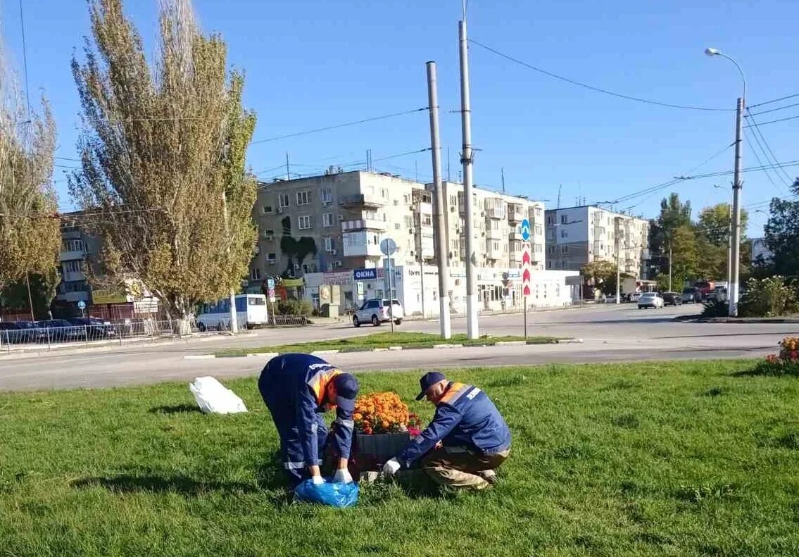 Новости керчи мой город. Служба городского хозяйства Керчь. Керчь город,ул Горького. Автовокзал Керчь, Керчь, улица Маршала ерёменко, 30. Цветы на автовокзале Керчь.