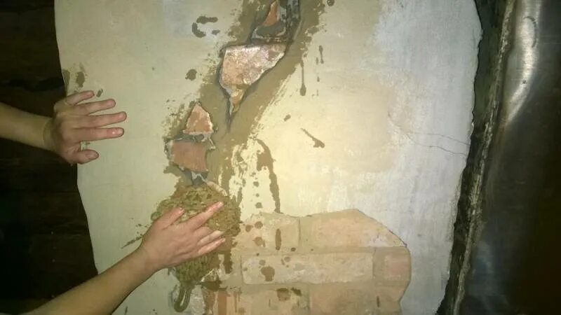 Трещины на кирпичах на печке. Оштукатуривание трещин печи. глина для замазывания трещин в печах. трещины на штукатурке печи. оштукатуривание глиной печи.
