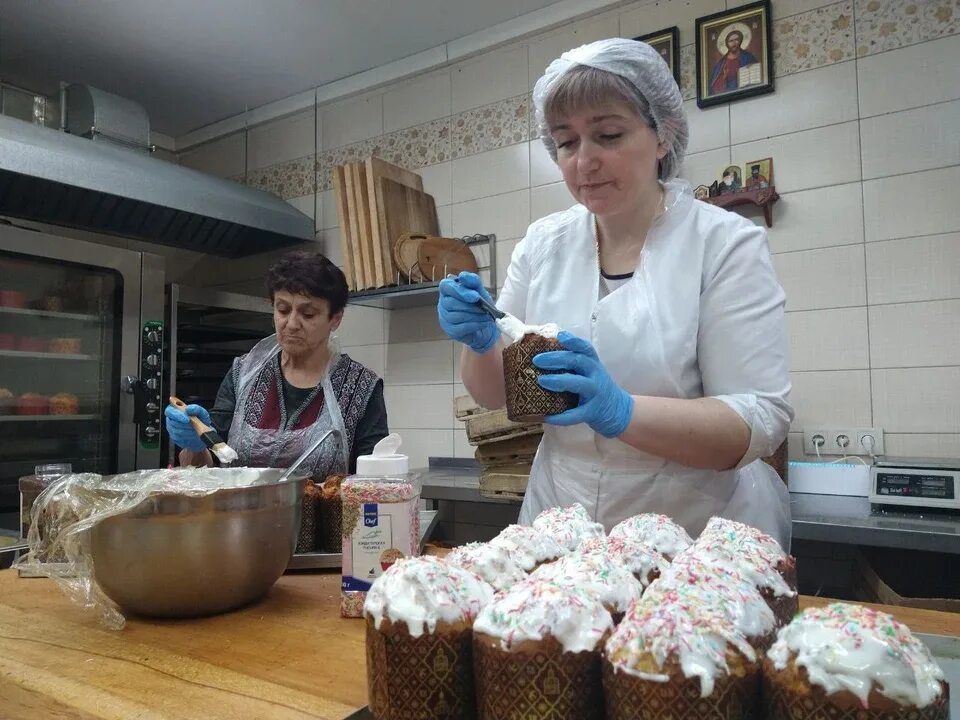 Пекарня куличи. Куличи в пекарне. Кулич «Пасхальный». Тысячи куличей. Пекарь и кулич.