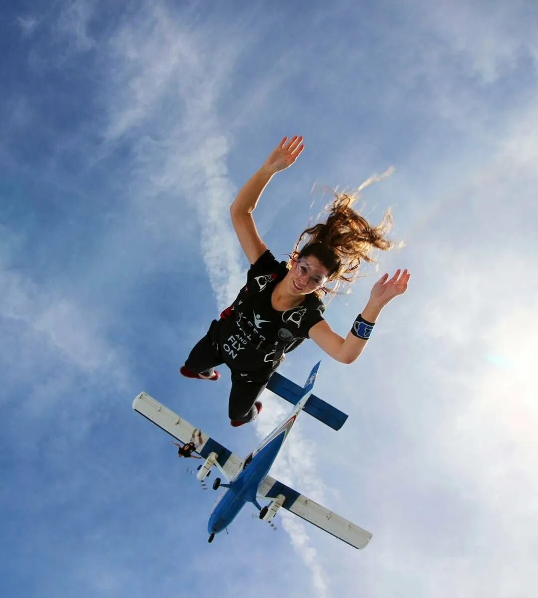 Девочка прыгает. Девушка прыгает. Девушка подпрыгивает вверх. Девушка в прыжке. Девушка прыгает.