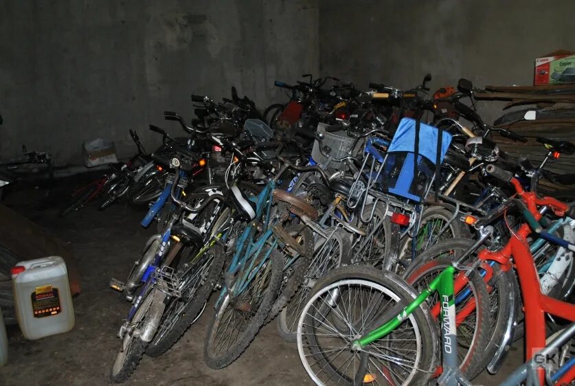 На складе велосипедов среди них женских. Велосипедный склад. Велосипеды в коробках склад. Много велосипедов склад. Куча велосипедов склад.