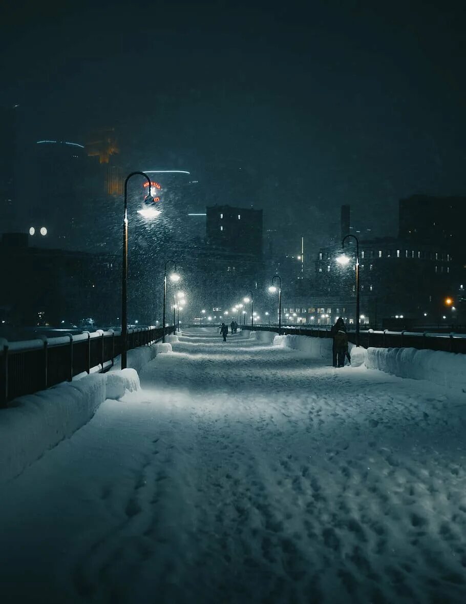 Почему ночью снег. Ночной зимний город. Зимняя ночь в городе. Город зимой ночью. Зима ночь город.