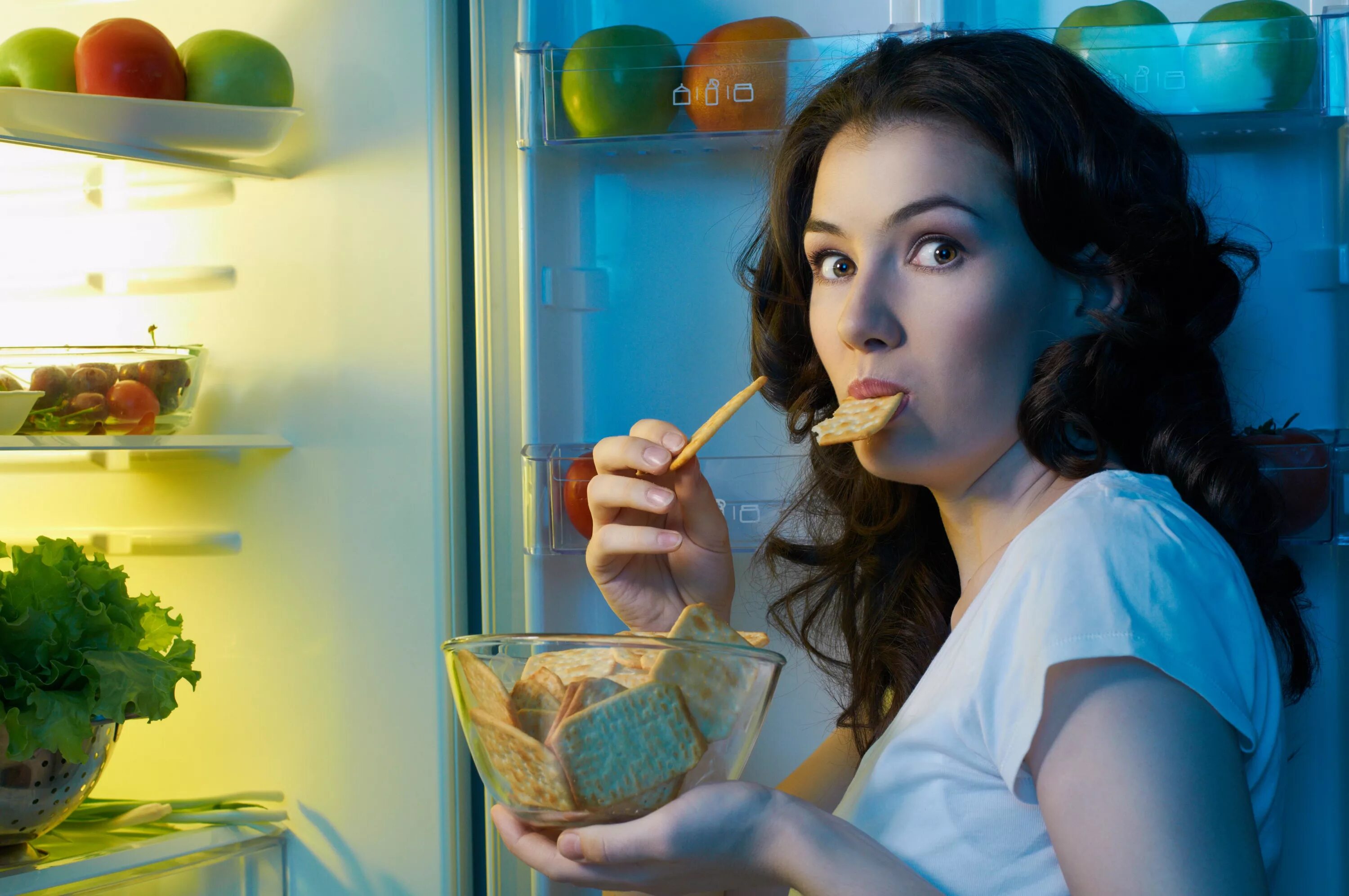 Едим на ночь чтобы похудеть. Человек с едой. Девушка возле холодильника. Девушка с едой. Еда на женщине.