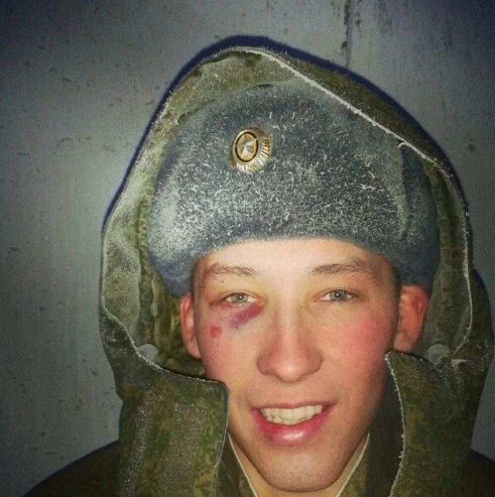 Глупый солдат. Смешной солдат. Лицо русского солдата.
