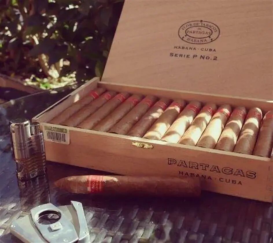 Какие сигары лучше. Partagas сигары. раскуривание сигары. партагас сигары shorts. сигары partagas 14.