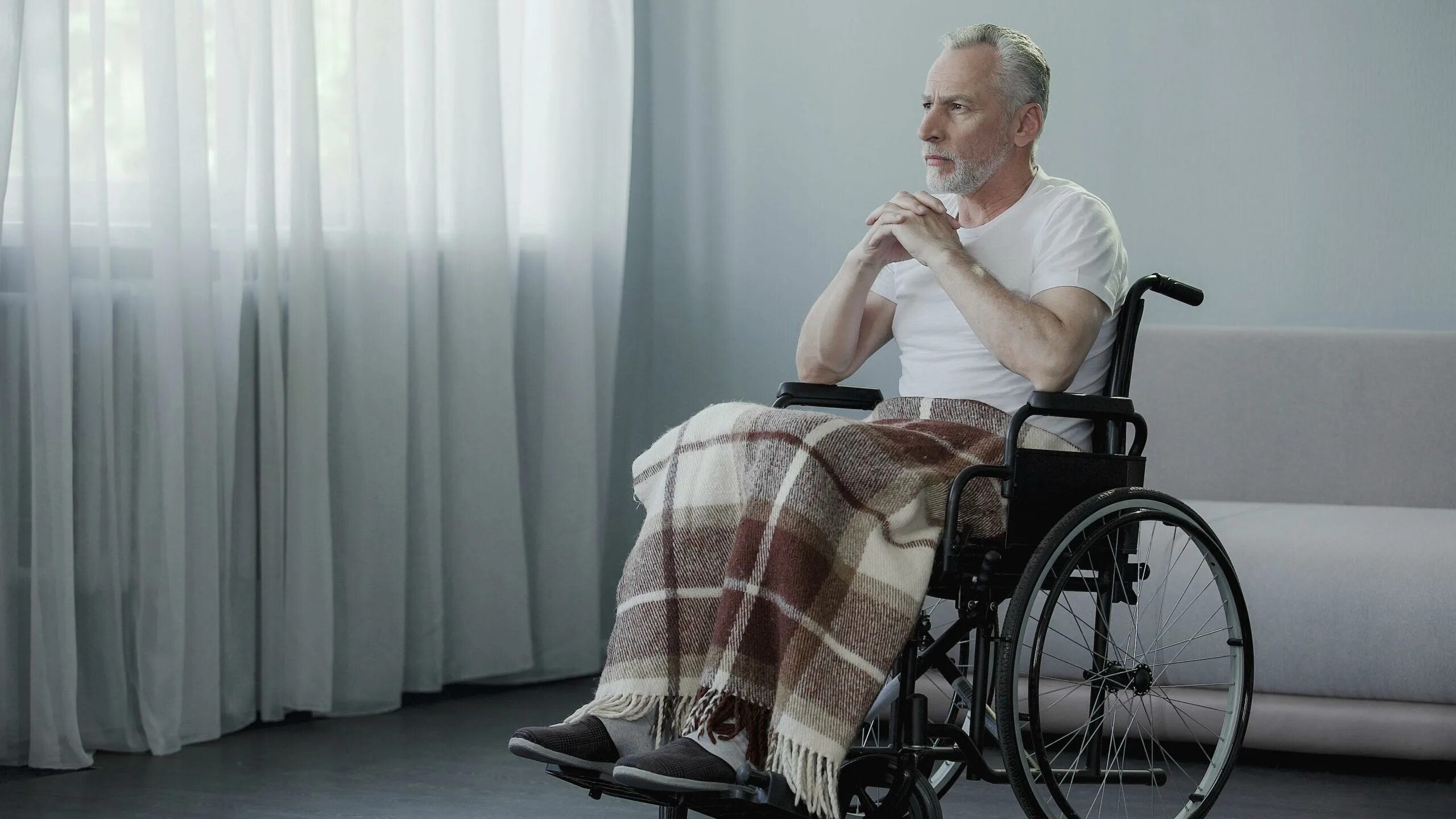 Муж инвалид любовник. Мужчина в инвалидном кресле. Старик в инвалидном кресле. Мужчина с коляской. Парень в инвалидной коляске.