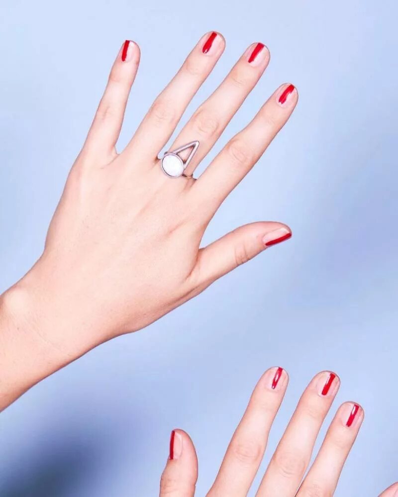 маникюр для коротких пальцев. маникюр который удлиняет ногти зрительно. маникюр на длинные пальцы. какие ногти удлиняют пальцы. маникюр удлиняющий пальцы визуально.