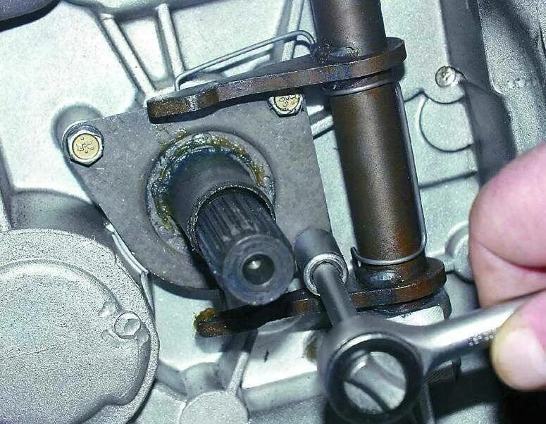 Выжимной подшипник ваз 2115. Гидравлический выжимной подшипник сцепления киа церато 4. Как ставится выжимной подшипник. Как ставится выжимной подшипник. Подшипник первичного вала кпп 2190.