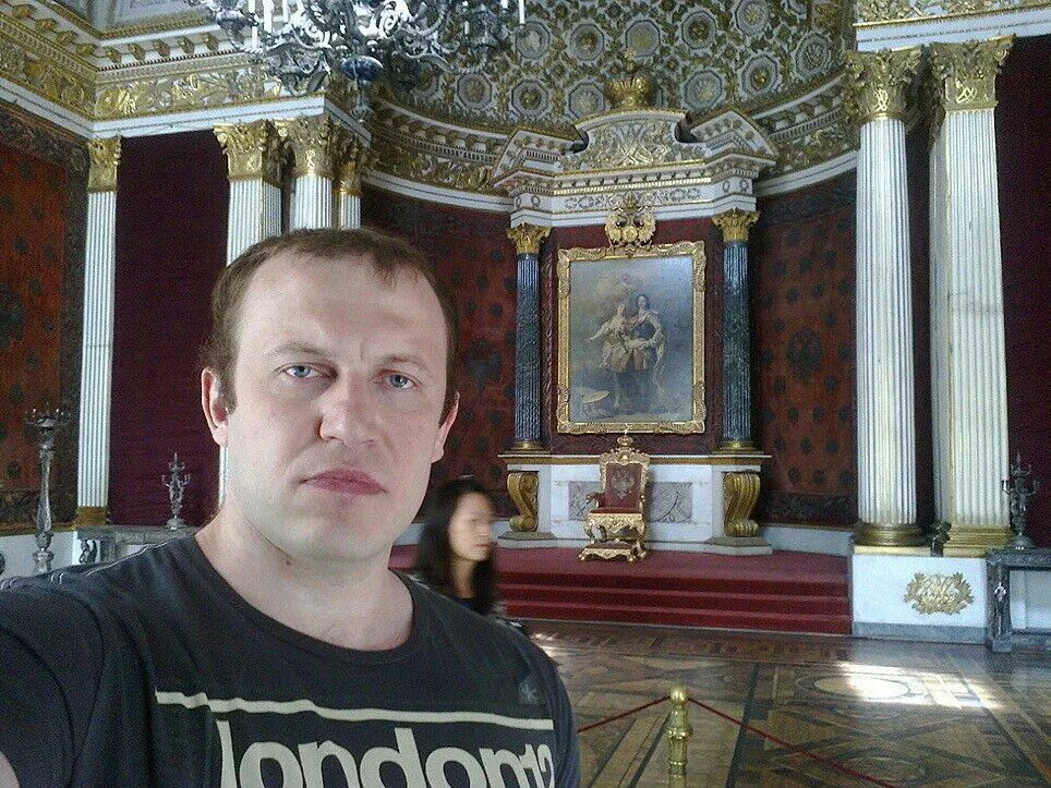 Мужчина с каменным лицом. Несколько фотографий одного мужчины. Каменное лицо. Каменное лицо человека. Каменное лицо селфи.