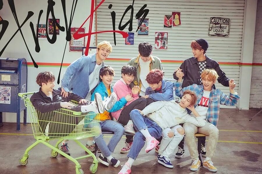 Группа stray kids дебют. Группа Stray Kids. Корейская группа Stray Kids. Stray Kids дебют. Корейские поп группы Stray Kids.