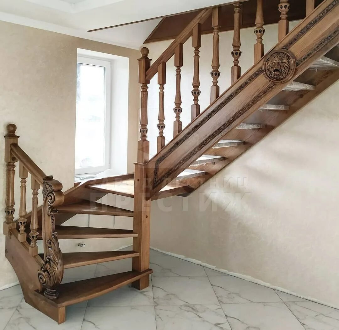 Ступеньки для лестницы деревянные. Деревянные лестницы в современном стиле. Деревянная полувинтовая лестница. Деревянные лестницы в частном доме. Лестницы из дерева в частный дом.