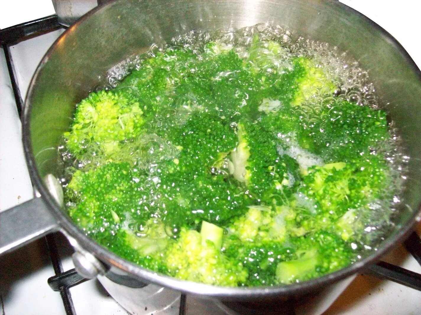 Сколько по времени варить капусту брокколи. Брокколи вареная. Варка брокколи. Брокколи в кастрюле. Отварить брокколи.