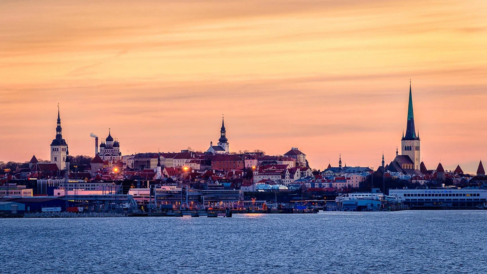 Таллин baltic shuttle. Вид на старый таллинн с моря. Прибалтика таллин. Эстония таллин море. Балтика таллинн.