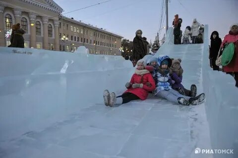 Снег и елки ледяные горки шапки ушанки