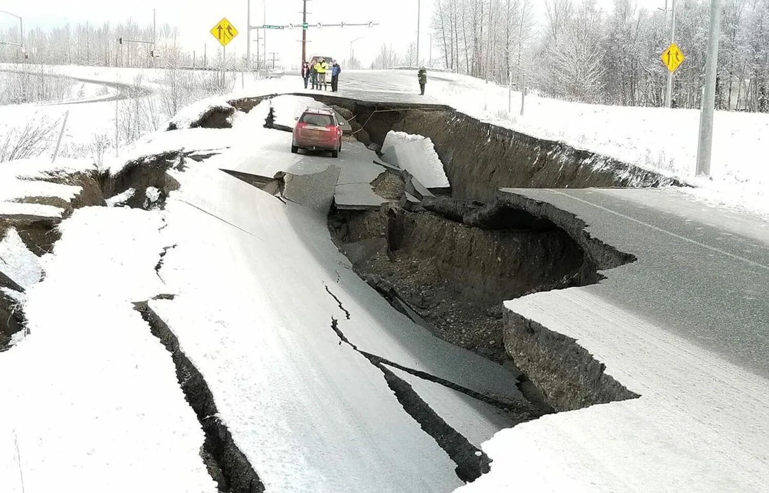 Землетрясение на Аляске 2021. Ямы на дорогах зимой. Дороги после землетрясения. Землетрясение разрушение дорог.