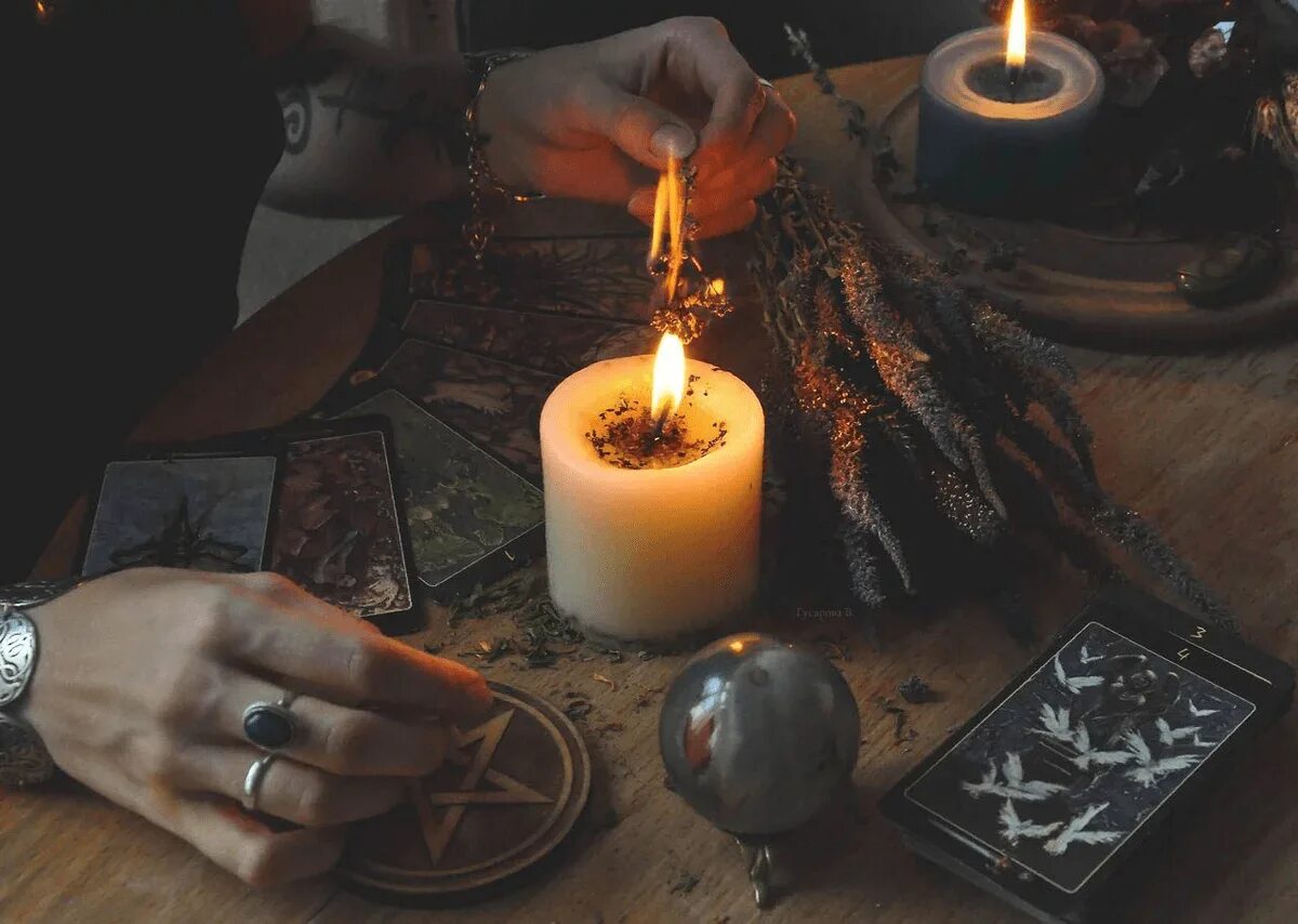 Заговор на свечах сильный. Магия ритуалы. Магические свечи. Приворот приворожить мужчину. Ритуалы со свечами.
