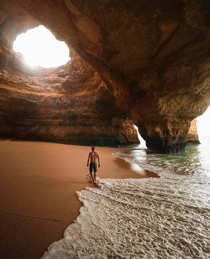 Считается одной из самых интересных. Грот Бенагил Португалия. Пещера Бенагил, Алгарве, Португалия. Пляж Бенагил Португалия. Пещера Бенагил в Алгарве.