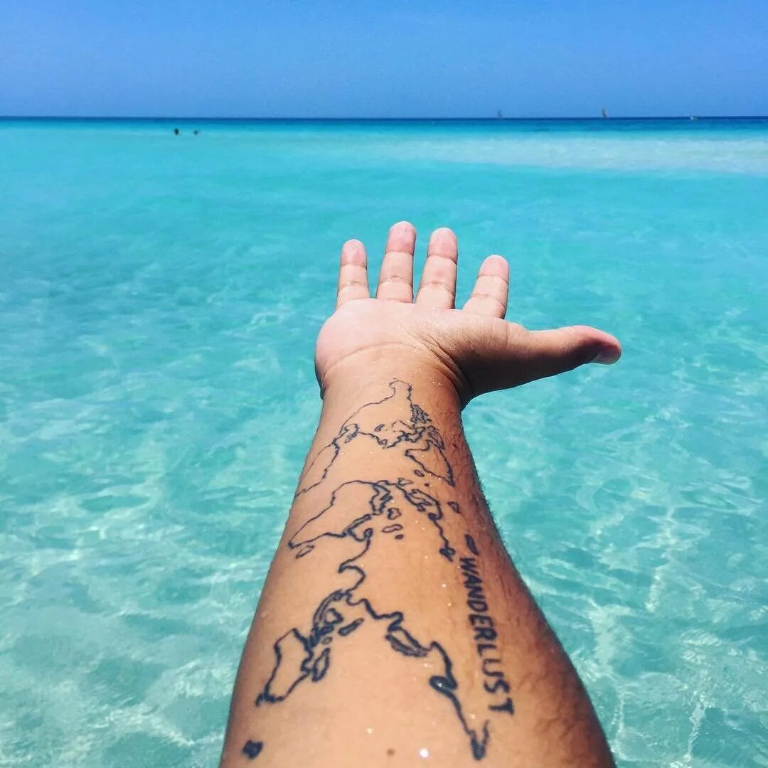 тату трэш полька мужские на запястье. татуировка велосипед на предплечье. оригинальные тату для мужчин. тату на тему путешествий. тату крест на руке.