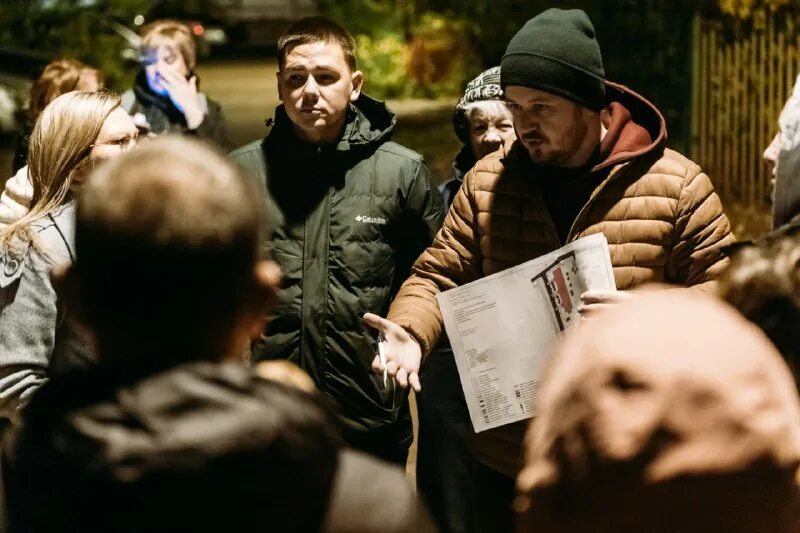 Экстремист в тюрьме. Радостный бизнесмен. Тюрьма с заключенными. Зона комфорта. Тюремная камера с заключенными.