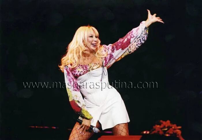 песня хожу от дома к дому маша распутина слова. маша распутина хожу от одного. фото маша распутина кружит музыка. маша распутина славянский базар 2017. маша распутина.