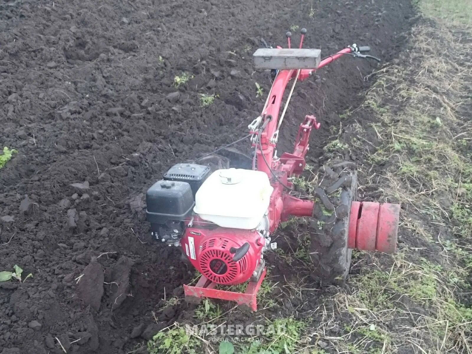 Оборотный плуг для мтз 09н. Плуг "агро" оборотный для мтз 09н. Беларус 09н плуг. Беларус 09н плуг. Мтз 09н вспашка целины.