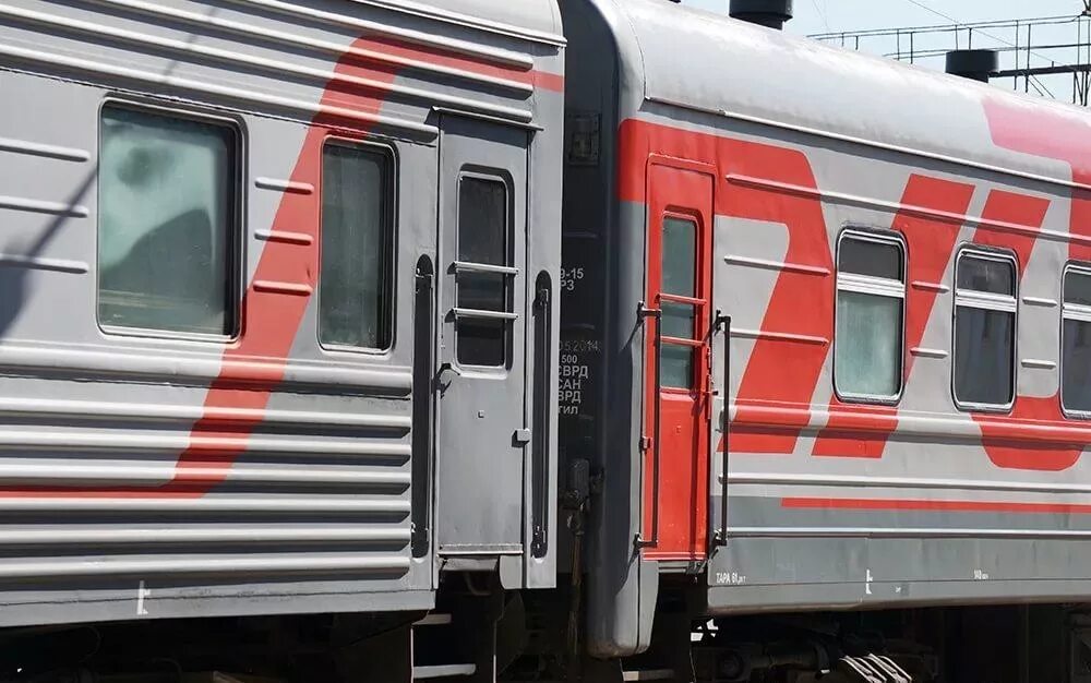 Следование поезда 014. Вагон поезда. пассажирские вагоны дальнего следования. вагон ржд. поезд дальнего следования.