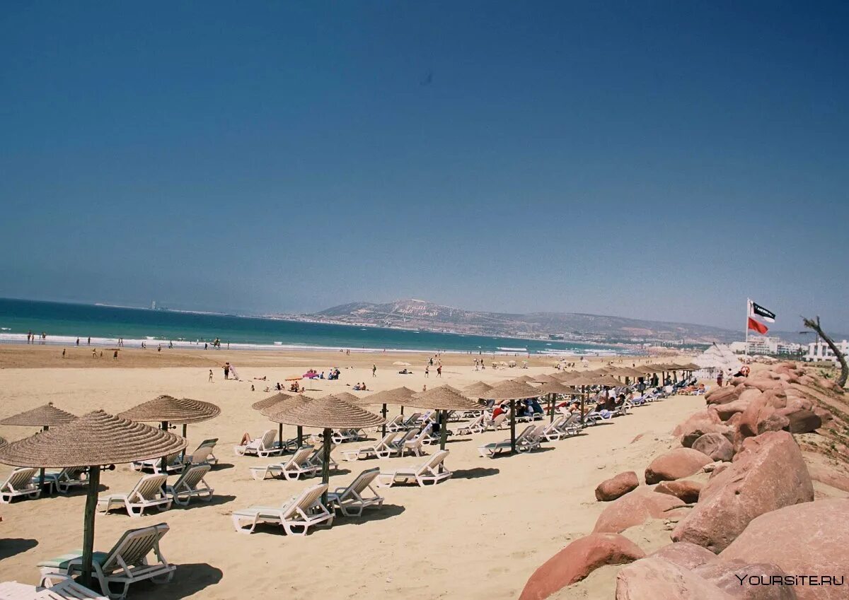Марокко погода сейчас. Океан в Агадире Марокко. Агадир Марокко пляжи. Город Агадир в Марокко. Агадир Марокко Атлантический океан.
