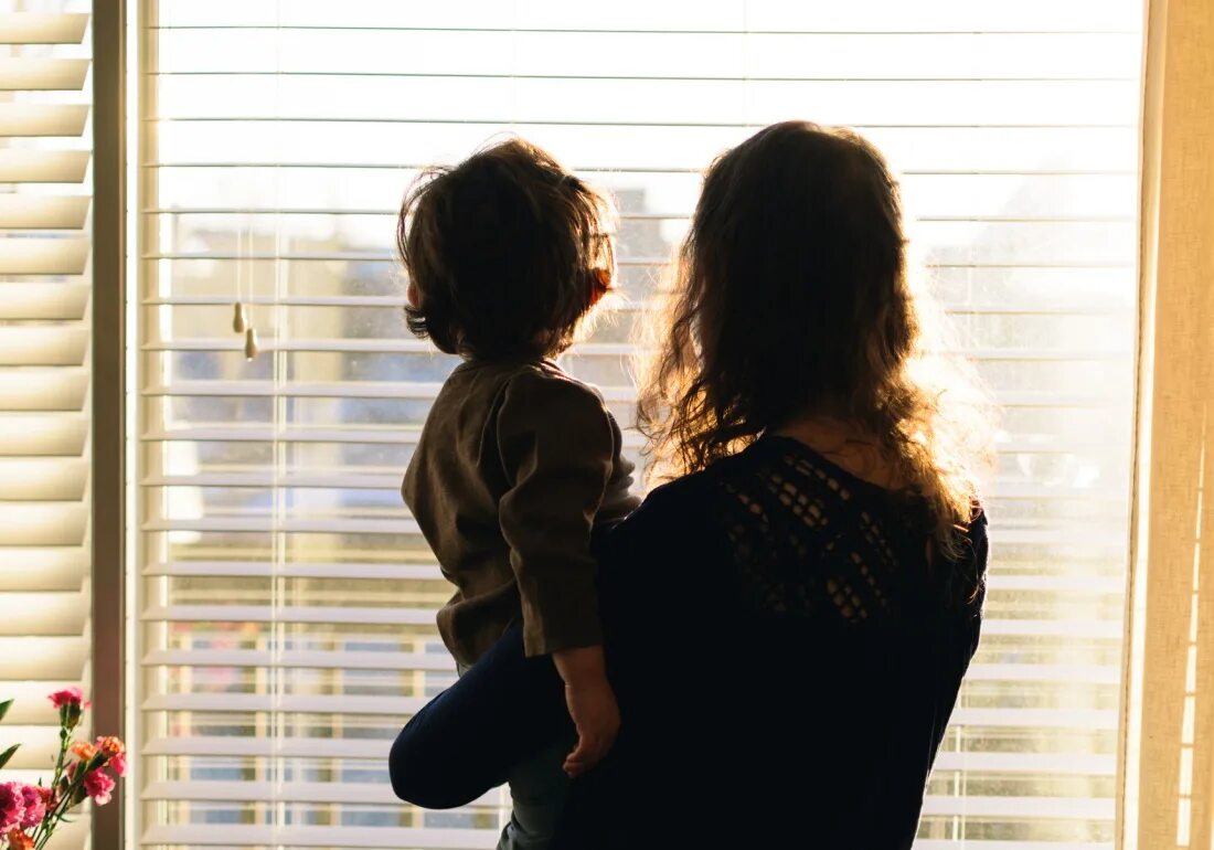 папа римский на балконе собора. мальчик грустит. окошко отец. окошко отец. окно папы римского в ватикане.