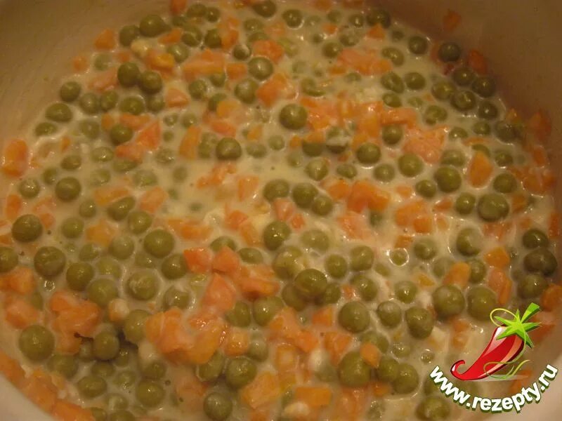 морковь с горошком в молочном соусе подача. морковь припущенная с зелёным горошком. горошек зеленый в соусе. овощи припущенные в молочном соусе. морковка с горошком в молочном соусе.