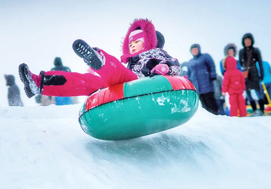Дети катаются на тюбинге. Зимние развлечения. Тюбинг с горок патриот. Ватрушка для катания. Горка для тюбинга.
