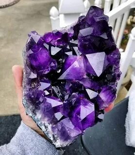 Фиолетовые кристаллы вещества