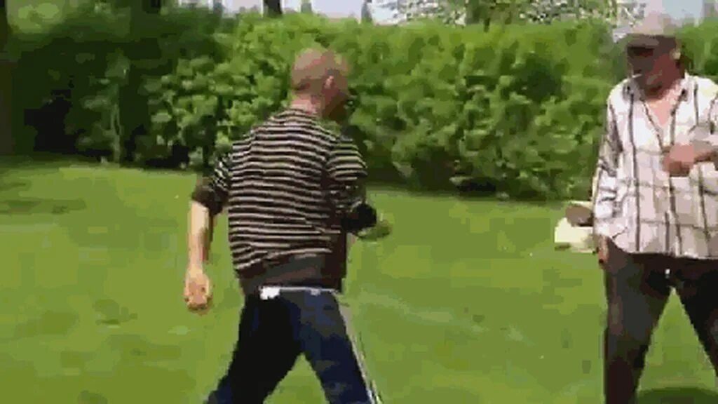 Здесь бьют по молодым в поле