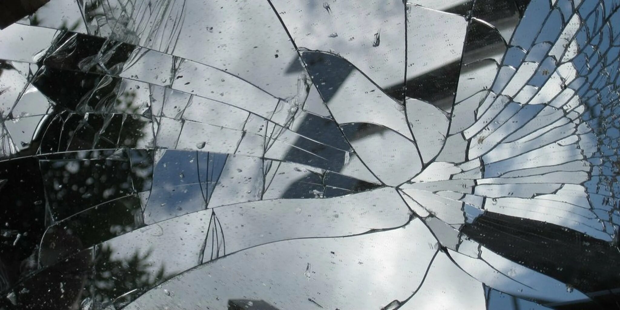 Почему разбитое зеркало. Разбитое зеркало. Трещина на зеркале. Разбитые зеркала. Разбитое стекло арт.