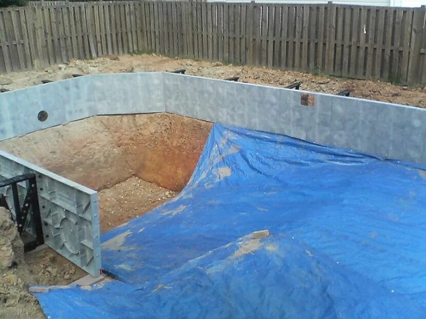 Полузаглубленный бетонный бассейн. Бассейн своими руками. Самодельный бассейн на даче. Постройка бассейна на даче.