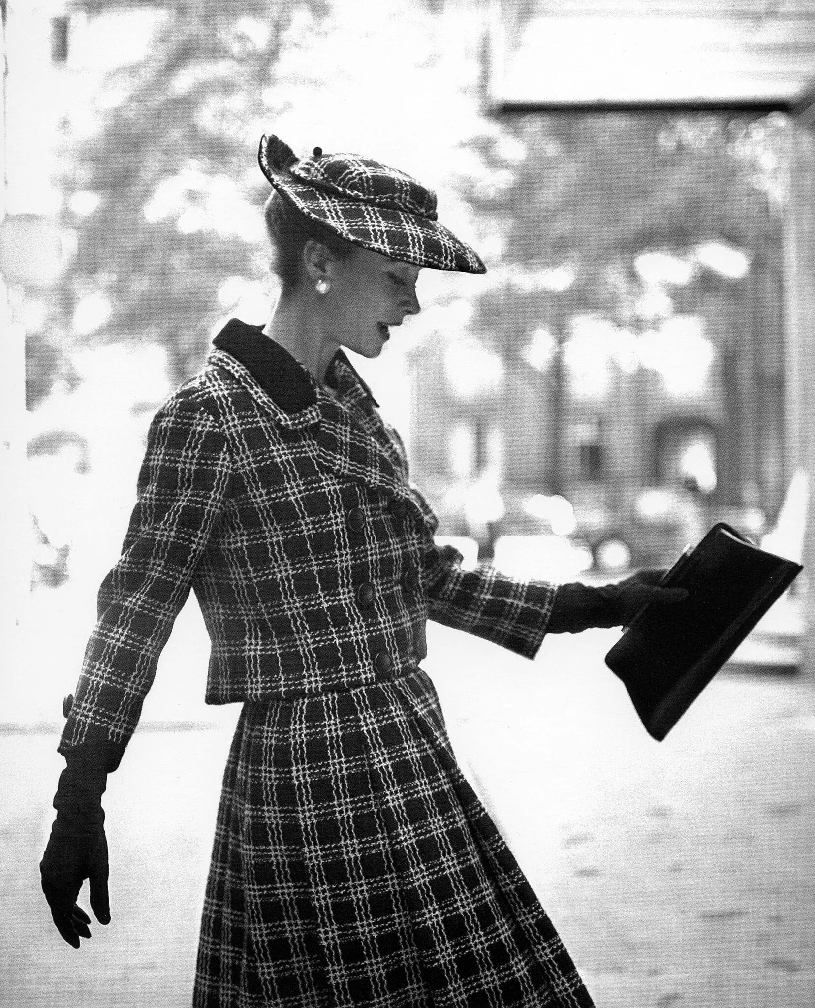 Твидовый костюм Коко Шанель. Твидовый костюм Chanel 1954. Стиль Коко Шанель 50е шляпы. Твидовый костюм Chanel ретро. Ретро рассказы женщин