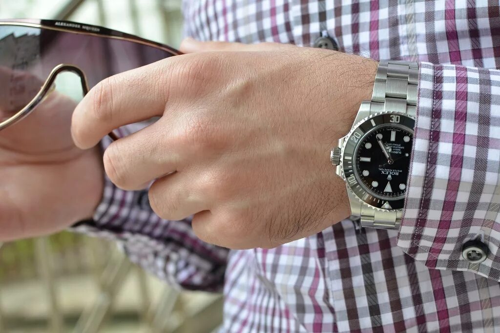 сочетание мужских часов и одежды. часы на левую руку мужские. мужские часы на руке. на какой руке носят часы мужчины. хорошие часы для мужчины и рубашка.