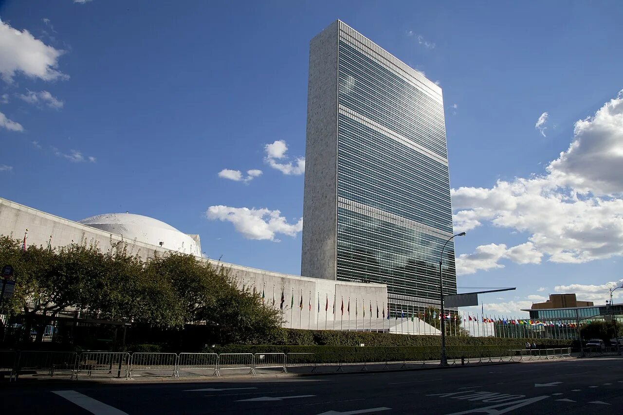 Город штаб оон. Ле Корбюзье здание ООН. Штаб-квартира ООН В Нью-Йорке. Комплекс зданий ООН В Нью-Йорке. Штаб-квартира ООН В Нью-Йорке Оскар Нимейер.