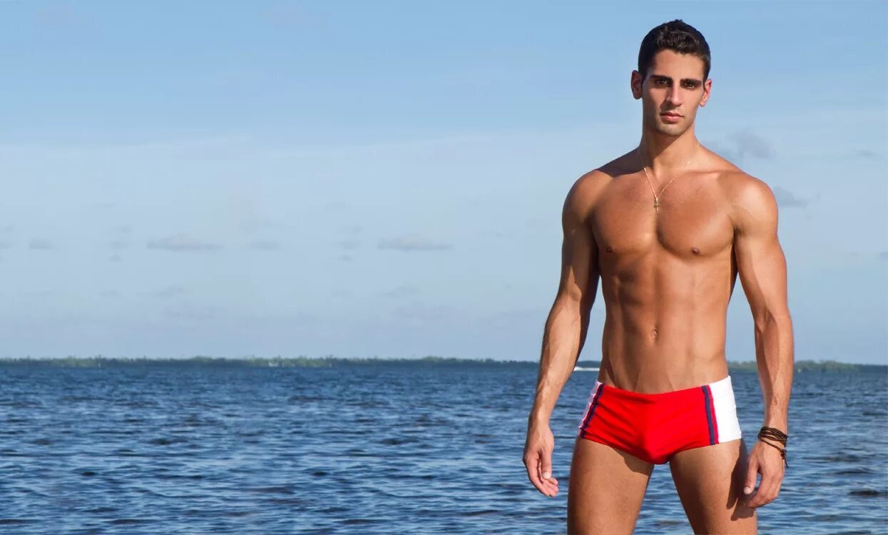 парни на пляже без. парни на пляже. дэн роквел голый. парни на пляже без. Pedro aboud в плавках.