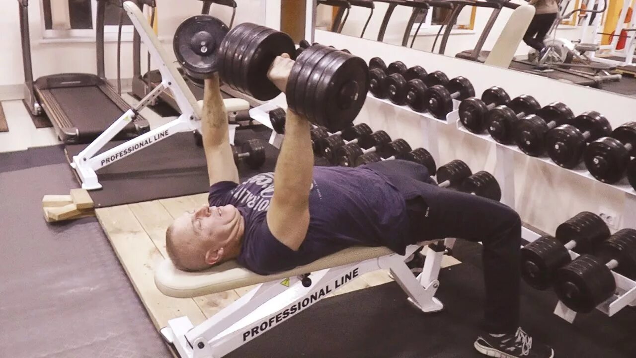 Жим лежа 40 кг. Жим гантелей 35. Жим лежа под углом 45 градусов. Жим гантелей 30 градусов. Штанги 50 кг жим лёжа.
