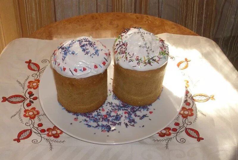 Кулич из кексового теста. Кулич пасхальный бисквитный. куличи кексы пасхальные. кулич бисквитный на пасху. кулич в кастрюле.