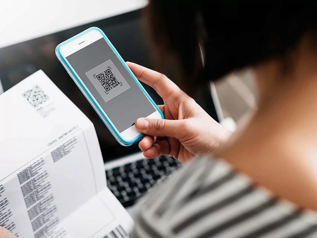 Оплата жкх смартфоном. Оплата по qr коду. коммунальные платежи по qr коду. оплата услуг через смартфон. платежи фото.