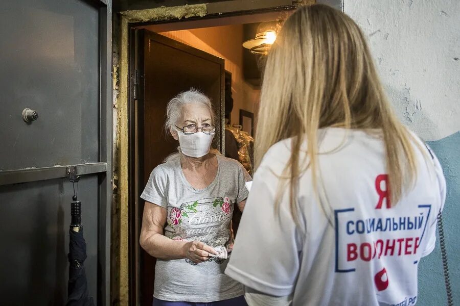 Волонтеры пенсионеры. Волонтеры помогают пенсионерам. Волонтерство в период пандемии. Волонтеры помогают пожилым людям. Плата волонтерам