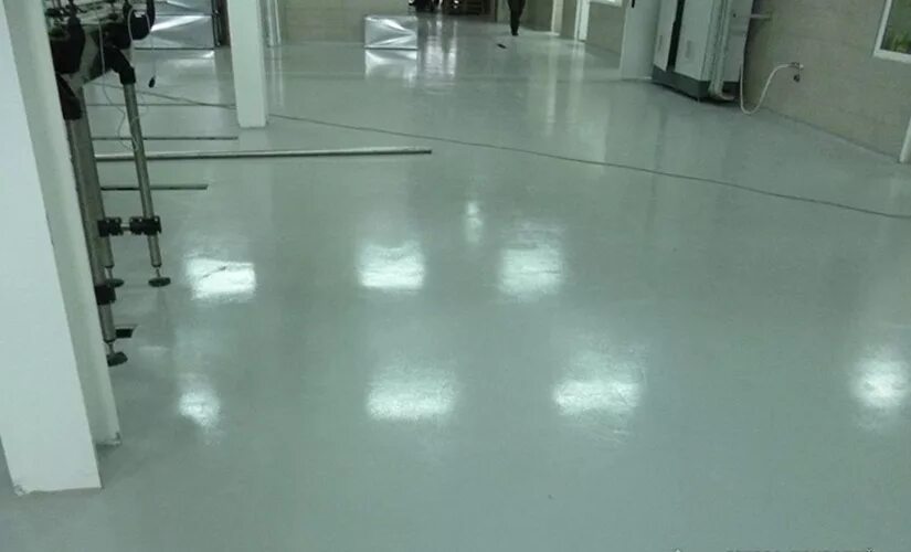 Эпоксидный наливной самовыравнивающийся пол. Двухкомпонентный эпоксидный пол. Двухкомпонентные эпоксидные полы. Эпоксидный пол для гаража. Полимерный двухкомпонентный наливной пол.