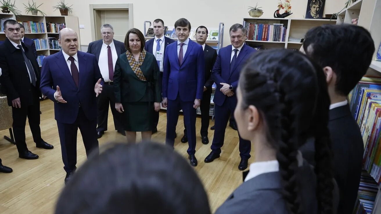 Russian secondary school. Туркмено Российская школа имени Пушкина Ашхабад. Туркмено-Российская школа имени Пушкина библиотека.