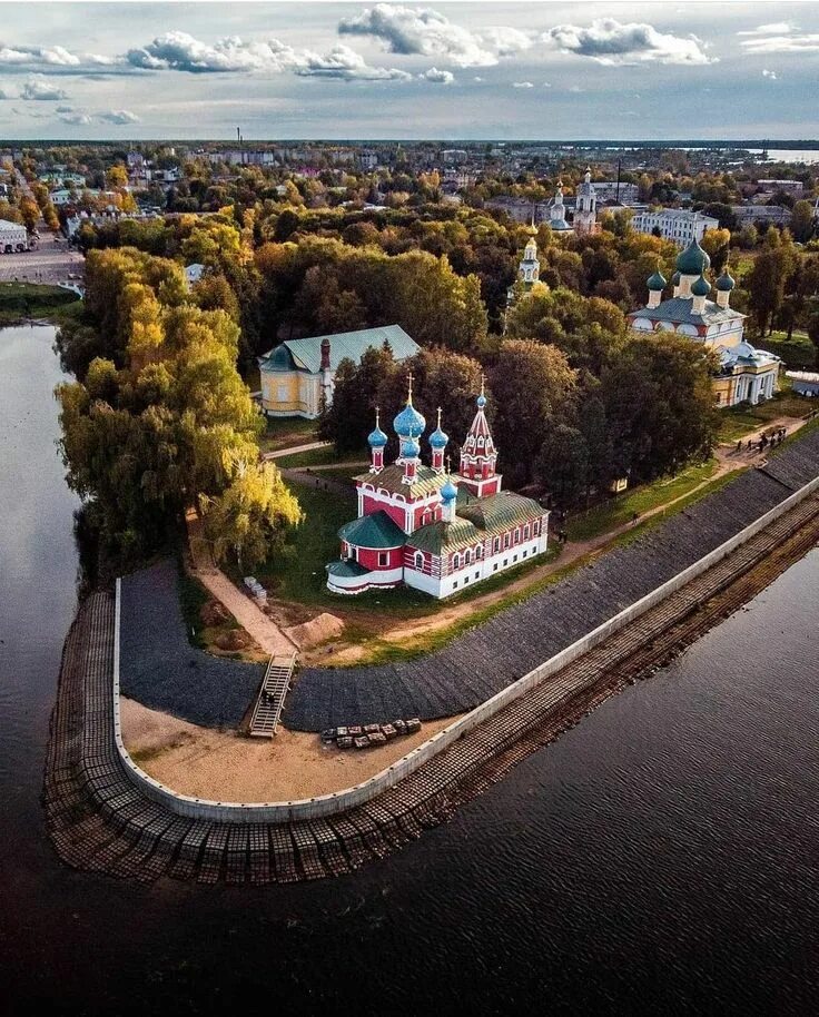 Угличский Кремль Углич. Углич Волга. Город Углич на Волге. Углич угол Волги.