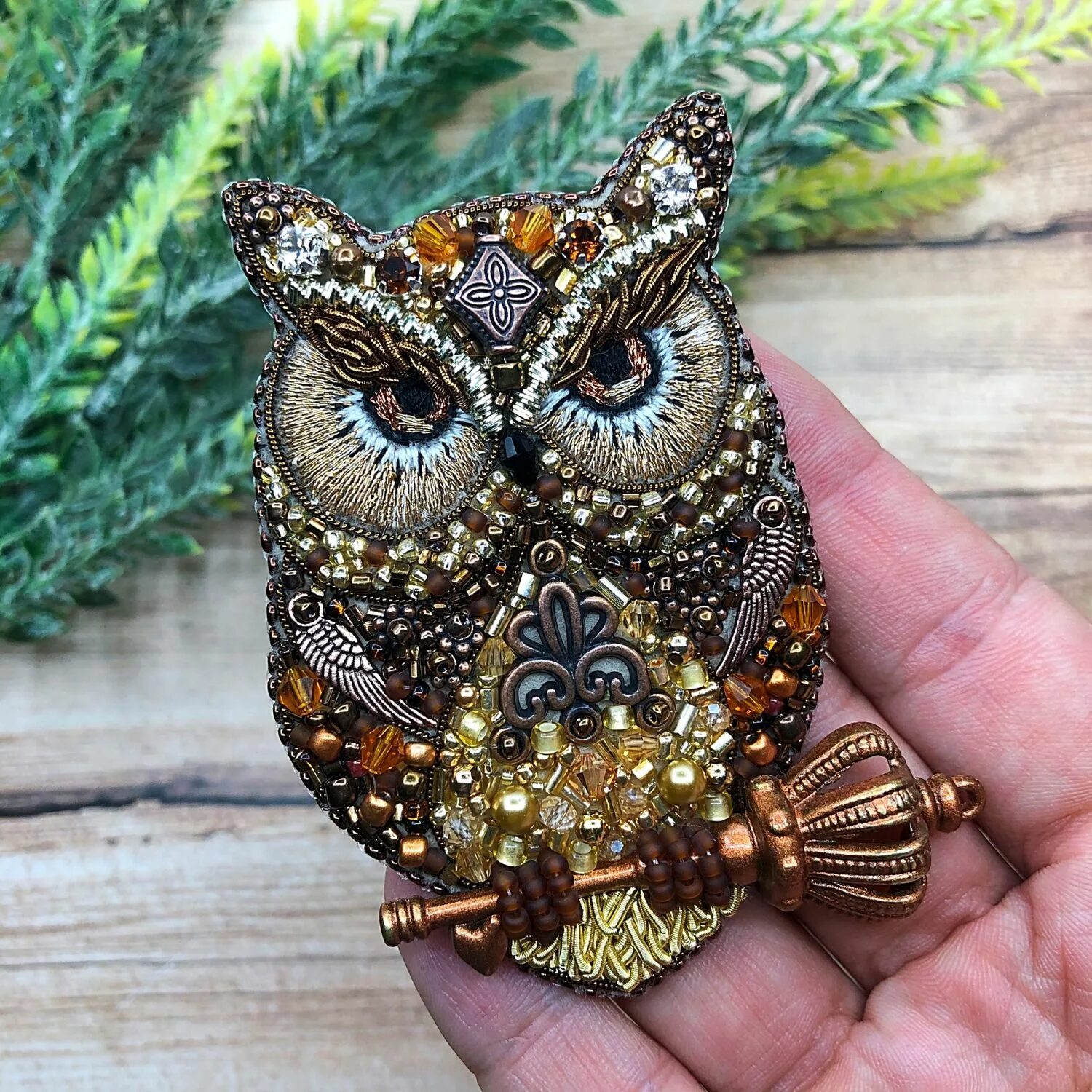 Брошь сова. Брошь сова из бисера на фетре. Брошь сова. Брошь филин. Брошь сова из бисера.
