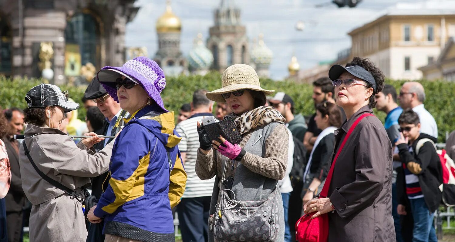 Иностранные туристы. Туристы в Петербурге. Иностранцы в Санкт-Петербурге. Китайцы в Санкт-Петербурге.